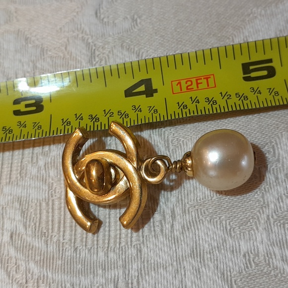 Elegant Vintage Chanel Clip-on Pearl Earrings! - Picture 7 of 7
